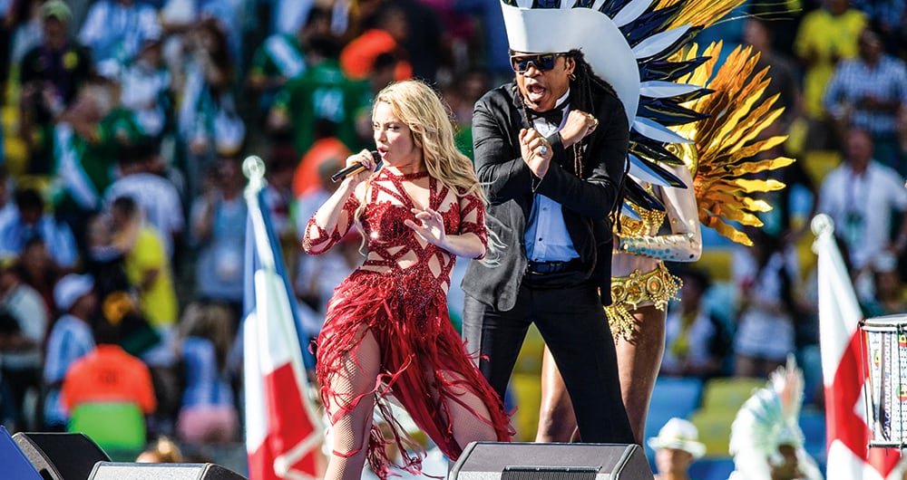  Shakira con Carlinhos Brown, en la clausura del Mundial de Brasil 2014.