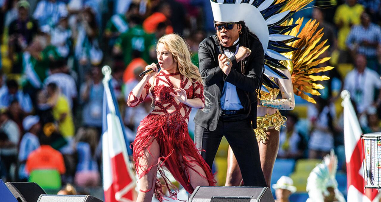 Shakira con Carlinhos Brown, en la clausura del Mundial de Brasil 2014.