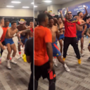 Ryan Castro se sumó a la fiesta de los jugadores en el camerino.