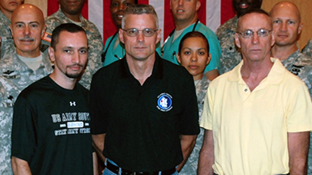 En esta imagen proporcionada por el Ejército de EE.UU., Marc Gonsalves, Keith Stansell y Thomas Howes (de izquierda a derecha, centro), a su llegada a los Estados Unidos luego de su liberación.