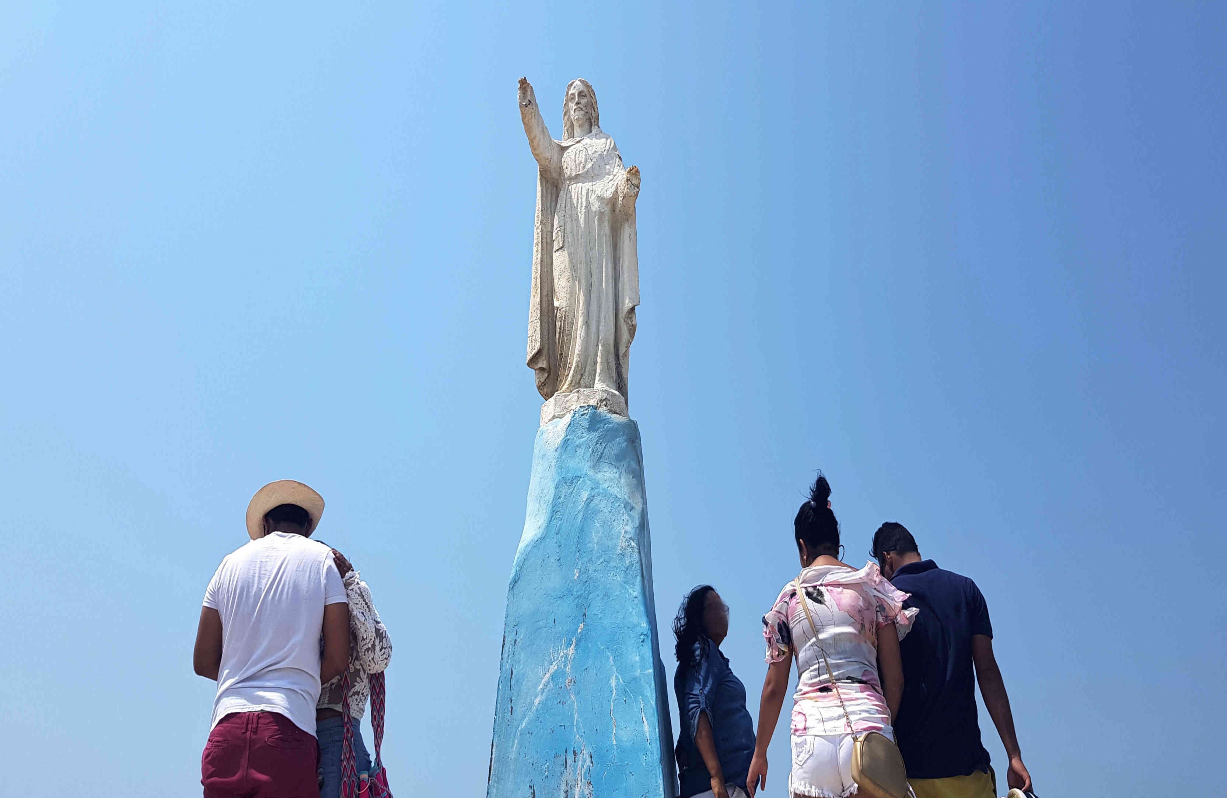 Esta representación —sin manos, por cuenta de la salinidad del ambiente— ha atestiguado el renacer del lugar, algo que la comunidad espera mantener, desde su antigua tradición salinera, para su propio bienestar.