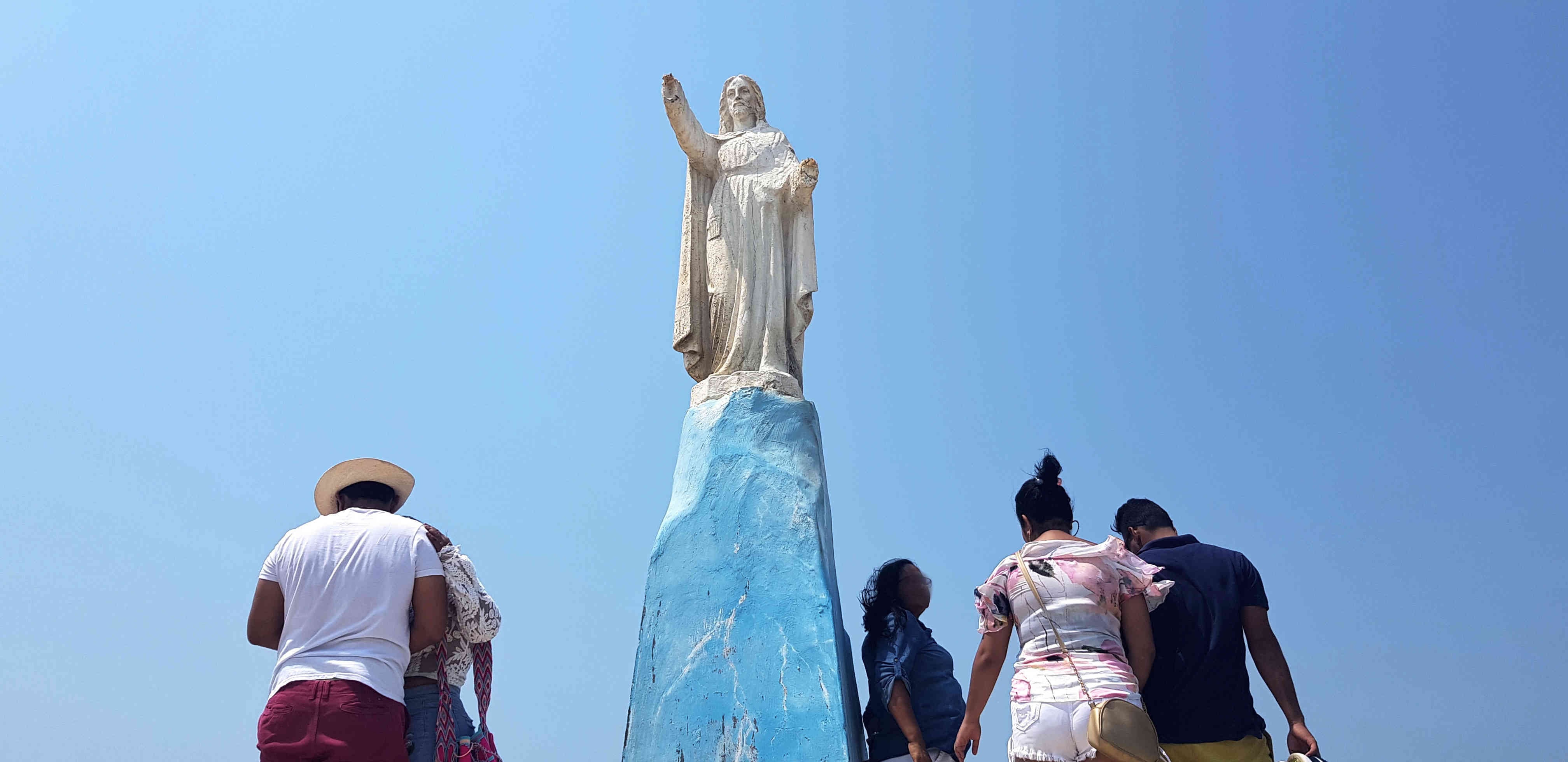 Esta representación —sin manos, por cuenta de la salinidad del ambiente— ha atestiguado el renacer del lugar, algo que la comunidad espera mantener, desde su antigua tradición salinera, para su propio bienestar.