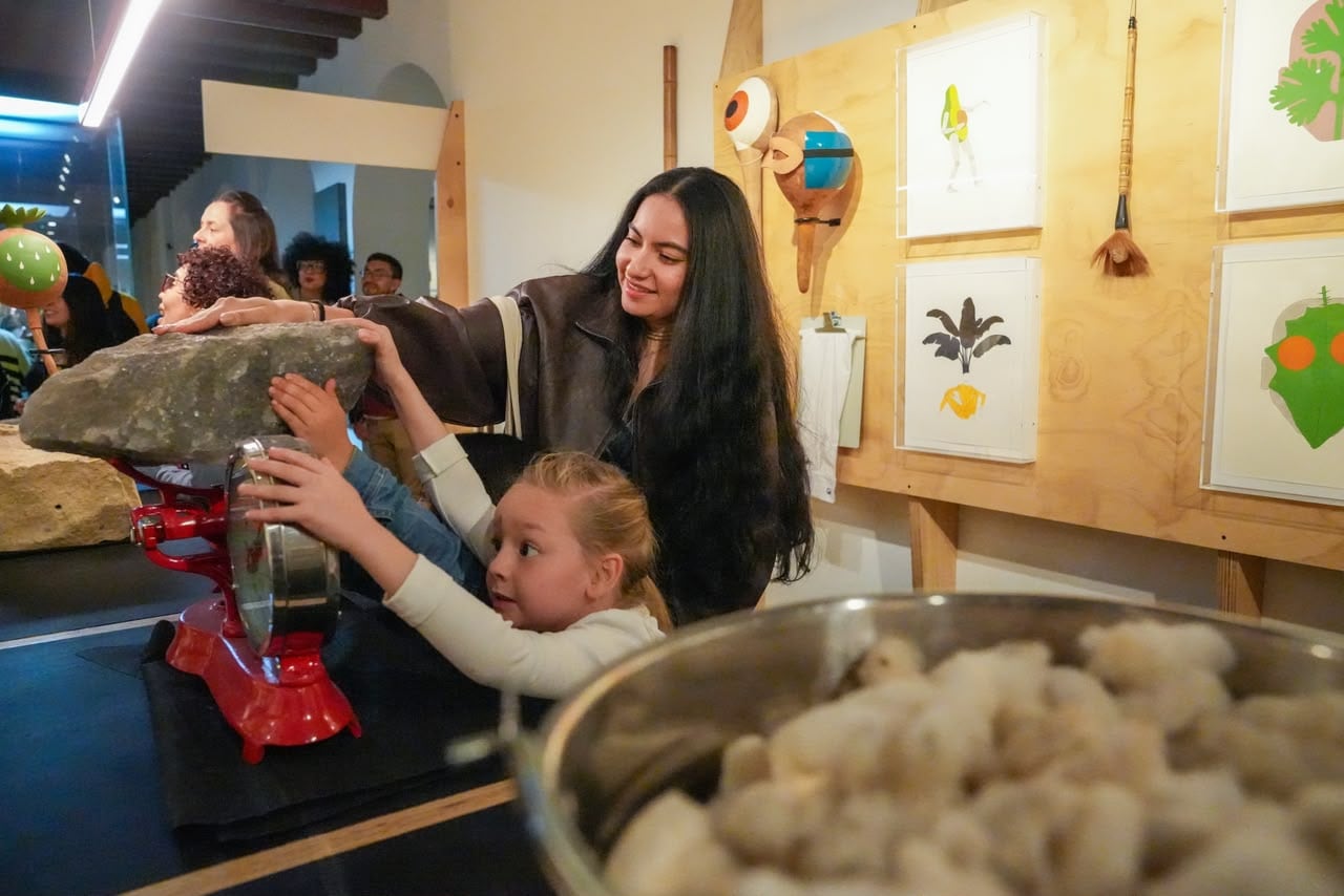 Estas nuevas salas, pensadas para niños, niñas, jóvenes y familias, que abordan pequeñas historias del país desde lo sonoro, lo audiovisual y lo táctil.