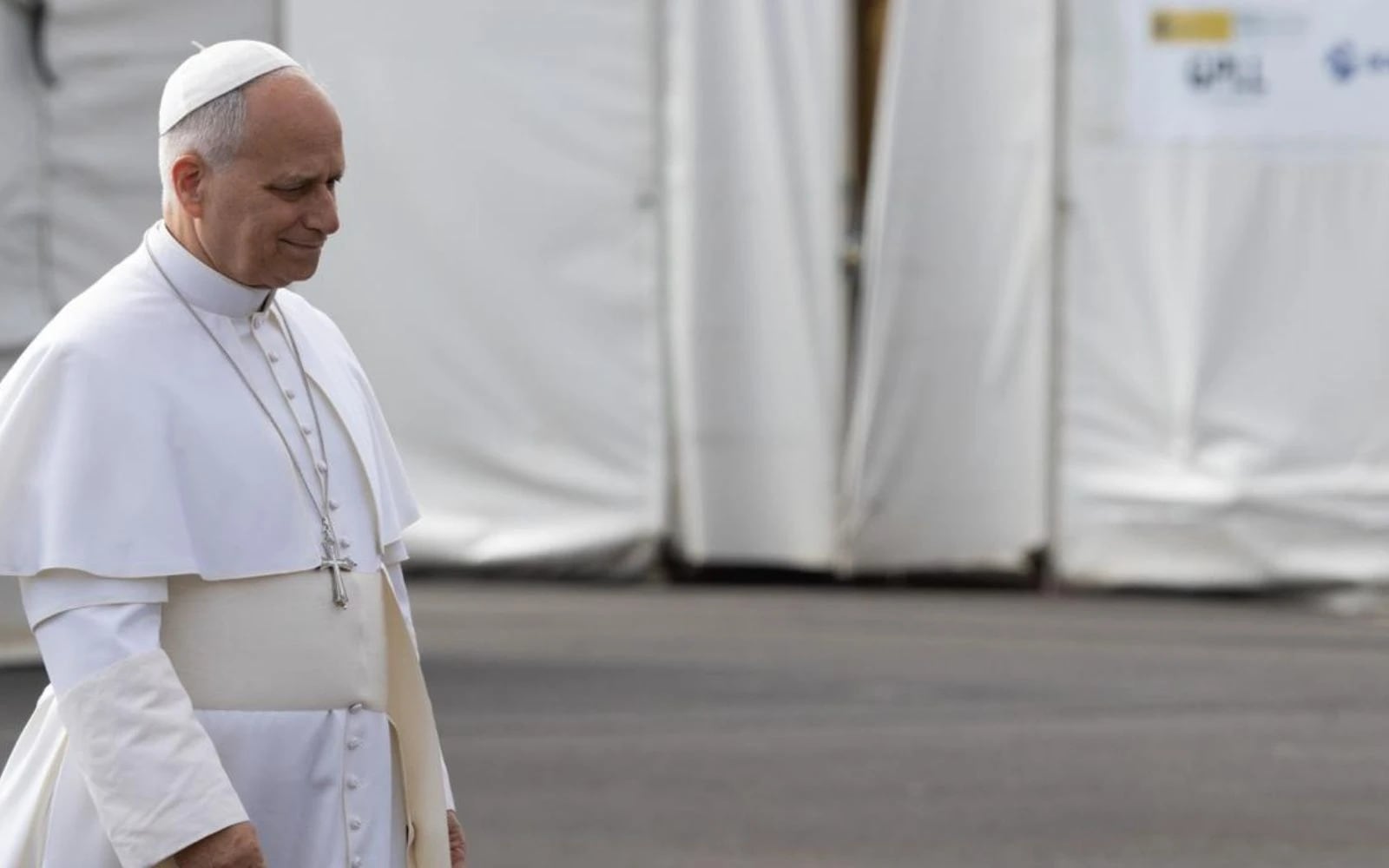 Al término del Ángelus, el papa León XIV reiteró su cercanía con Venezuela, tras ser afectada por dos violentos terremotos que ha causado, hasta ahora, más de 1400 víctimas. El Pontífice elevó sus oraciones por los fallecidos, renovó su cercanía espiritual a los familiares, al tiempo que agradeció y alentó a quienes trabajan con generosidad en las labores de búsqueda y de asistencia.