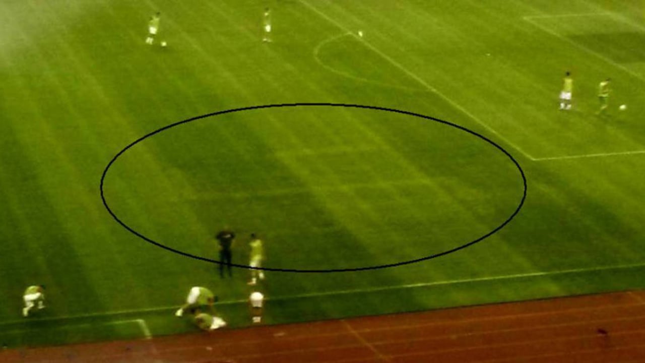 Una esvástica pintada sobre el cesped del estadio de Split, en Croacia, generóa indignación mundial y las autoridades de ese país anunciaron investigaciones.