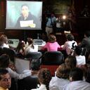Los familiares de los exdiputados reciben las pruebas de supervivencia en la Asamblea del Valle, el mismo sitio en el cual fueron plagiados sus seres queridos. Foto tomada en el 2007.