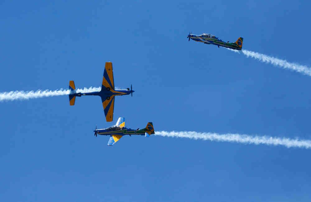Sus maniobras, en especial aquellas en las que se recreó el rescate de un piloto que había caído en las líneas enemigas, fue muy aplaudido porque se utilizaron potentes y coloridas bengalas que hicieron más real el operativo en las que hubo hasta nueve aeronaves surcando el cielo en perfecta coordinación. Foto: Daniel Reina Romero / SEMANA
