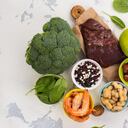 Se necesita una dieta balanceada en la que haya aporte de carnes rojas, de verduras como espinaca, acelga, brócoli y de granos como fríjoles y lentejas.