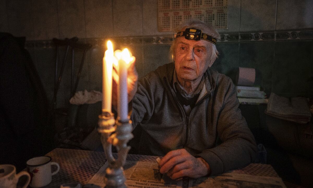 Gran parte de los ucranianos pasó el final de año fuera de su país debido a la migración o en la penumbra debido a los ataques contra la infraestructura eléctrica.
