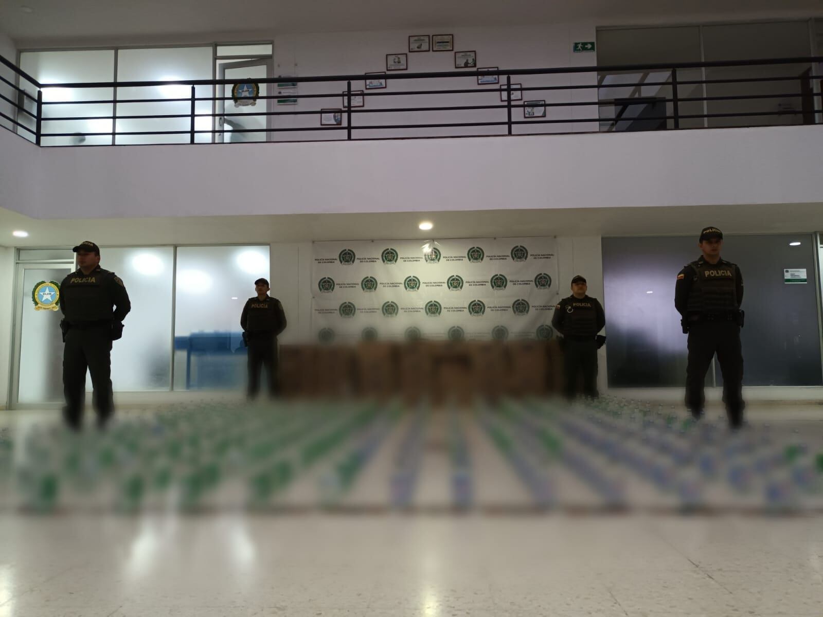 Al menos 886 botellas con aguardiente fueron halladas en un parqueadero público.