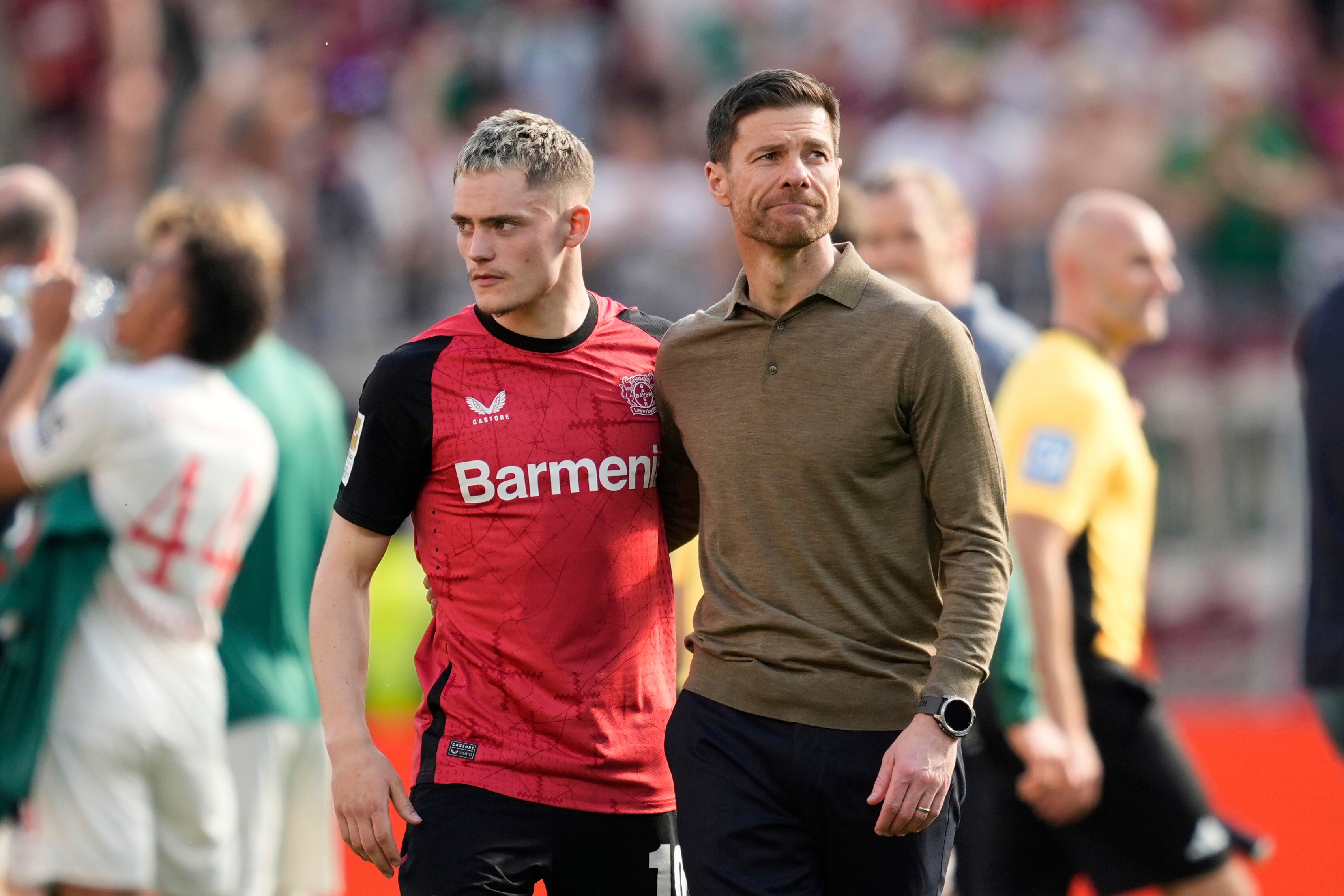 El técnico del Bayer Leverkusen Xabier Alonso (derecha) celebra con el volante Florian Wirtz al final del partido contra Augsburgo en la Bundesliga, el sábado 26 de abril de 2025, en Leverkusen. (AP Foto/Martin Meissner)
