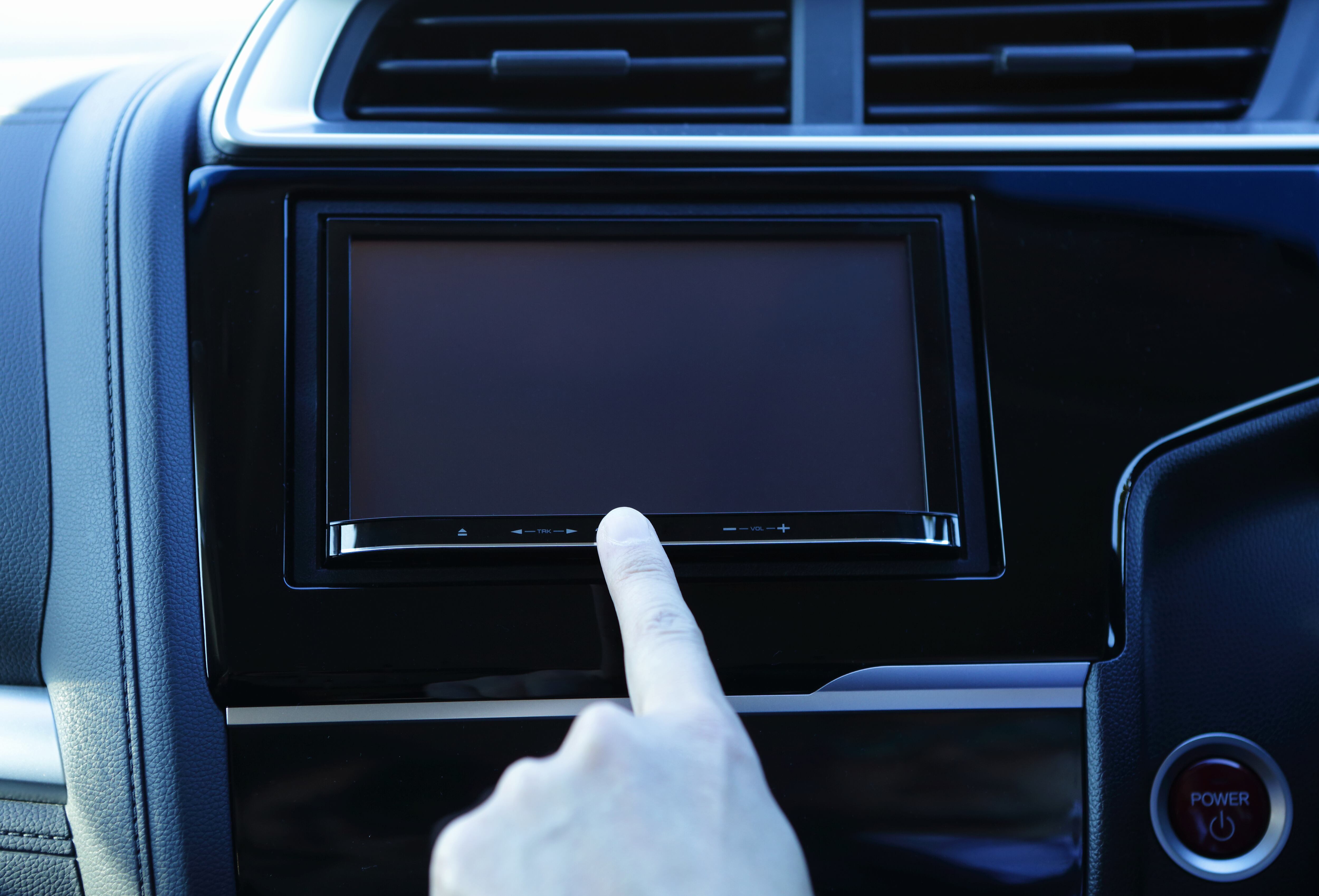 Es importante tener en cuenta el tipo de pantalla y la compatibilidad de este dispositivo con el sistema eléctrico del carro.