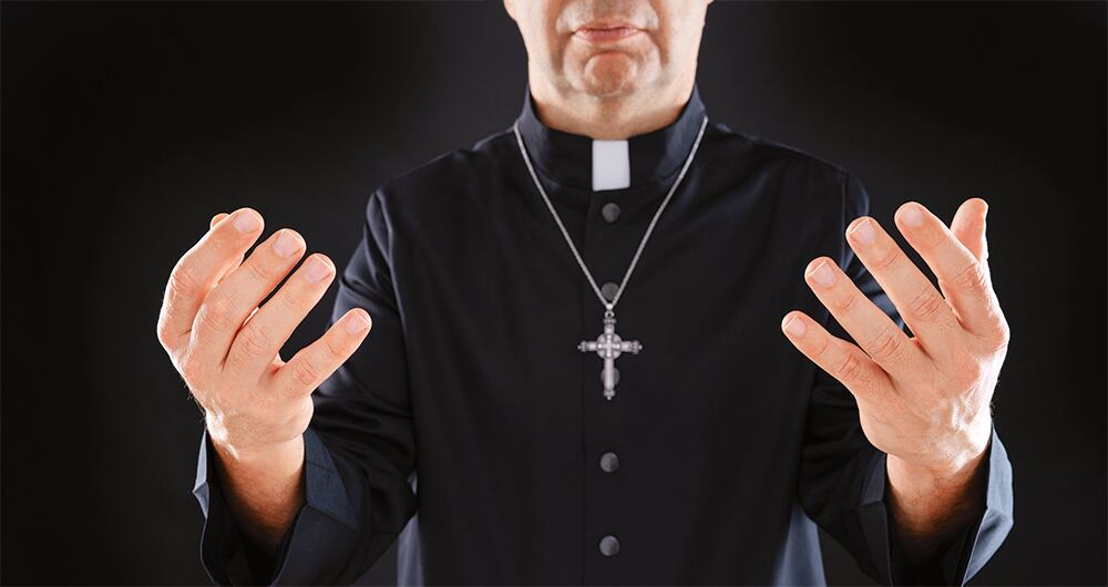 Los sacerdotes ganan confianza con los menores.