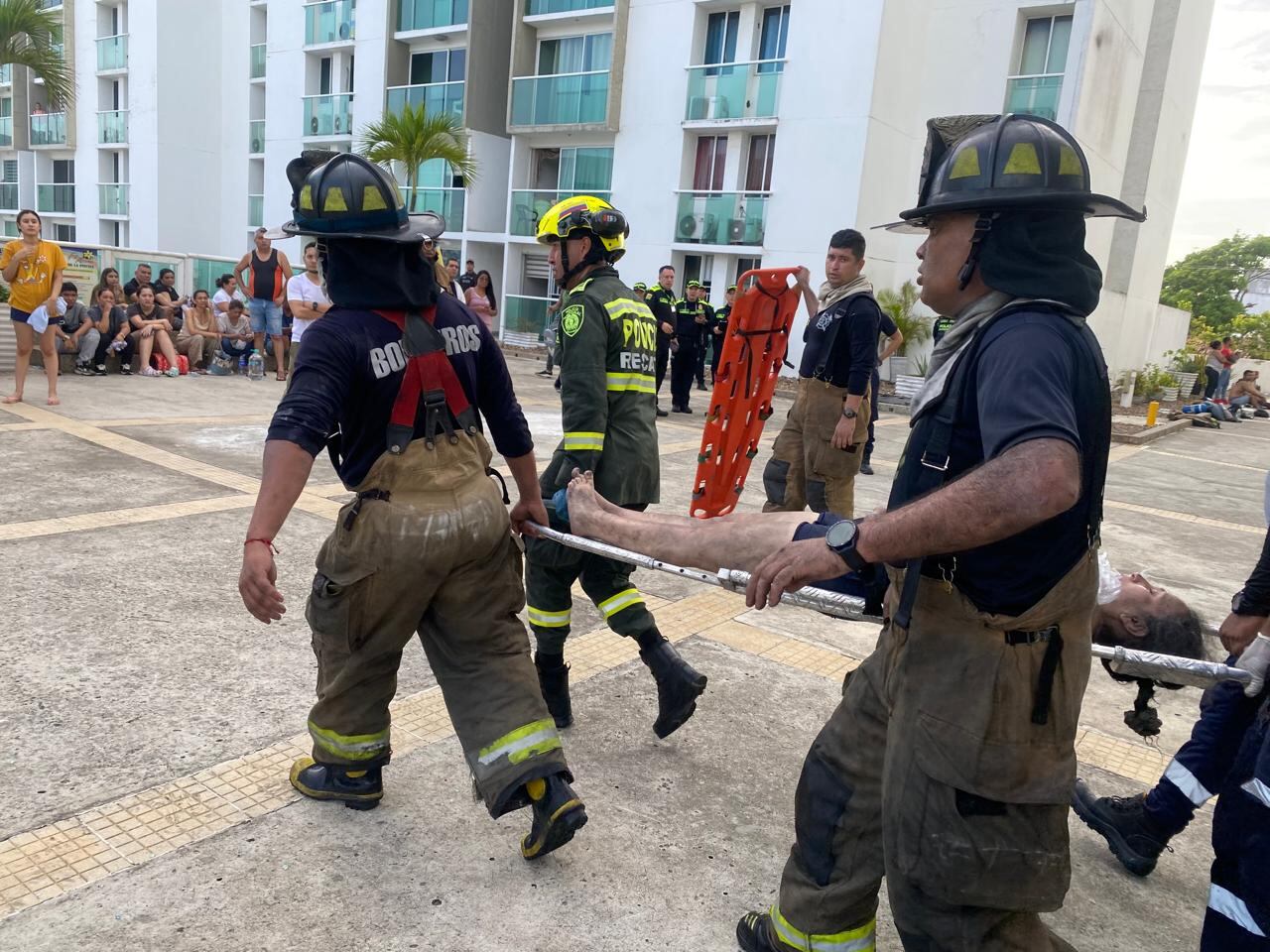 Bomberos y Policía rescatando a los lesionados.