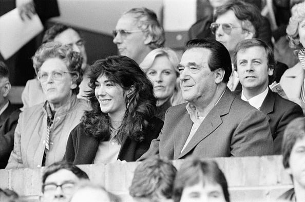 Ghislaine Maxwell y su padre Robert Maxwell en octubre de 1984.