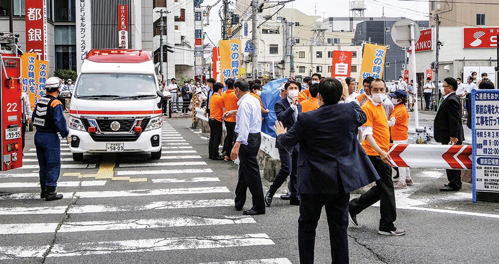 Imágenes de como era la situación mientras los médicos auxiliaban a Abe.