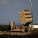 Una batería del sistema de misiles de defensa Cúpula de Hierro de Israel, desplegada para interceptar cohetes, se encuentra en Ashkelon, sur de Israel, el 7 de agosto de 2022. Un ataque inminente de drones y misiles balísticos iraníes el domingo 14 de abril de 2024 plantea el último desafío al sistema de defensa aérea de Israel, que ya ha estado trabajando horas extras para hacer frente a los ataques con cohetes, drones y misiles durante los seis meses de guerra contra Hamás.