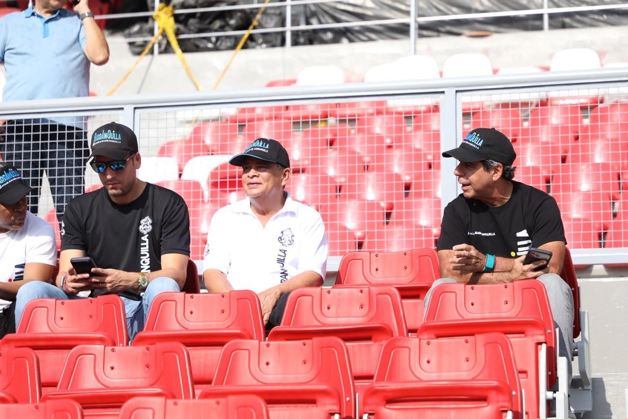 Alejandro Char (der.) en las tribunas del Estadio Metropolitano de Barranquilla
