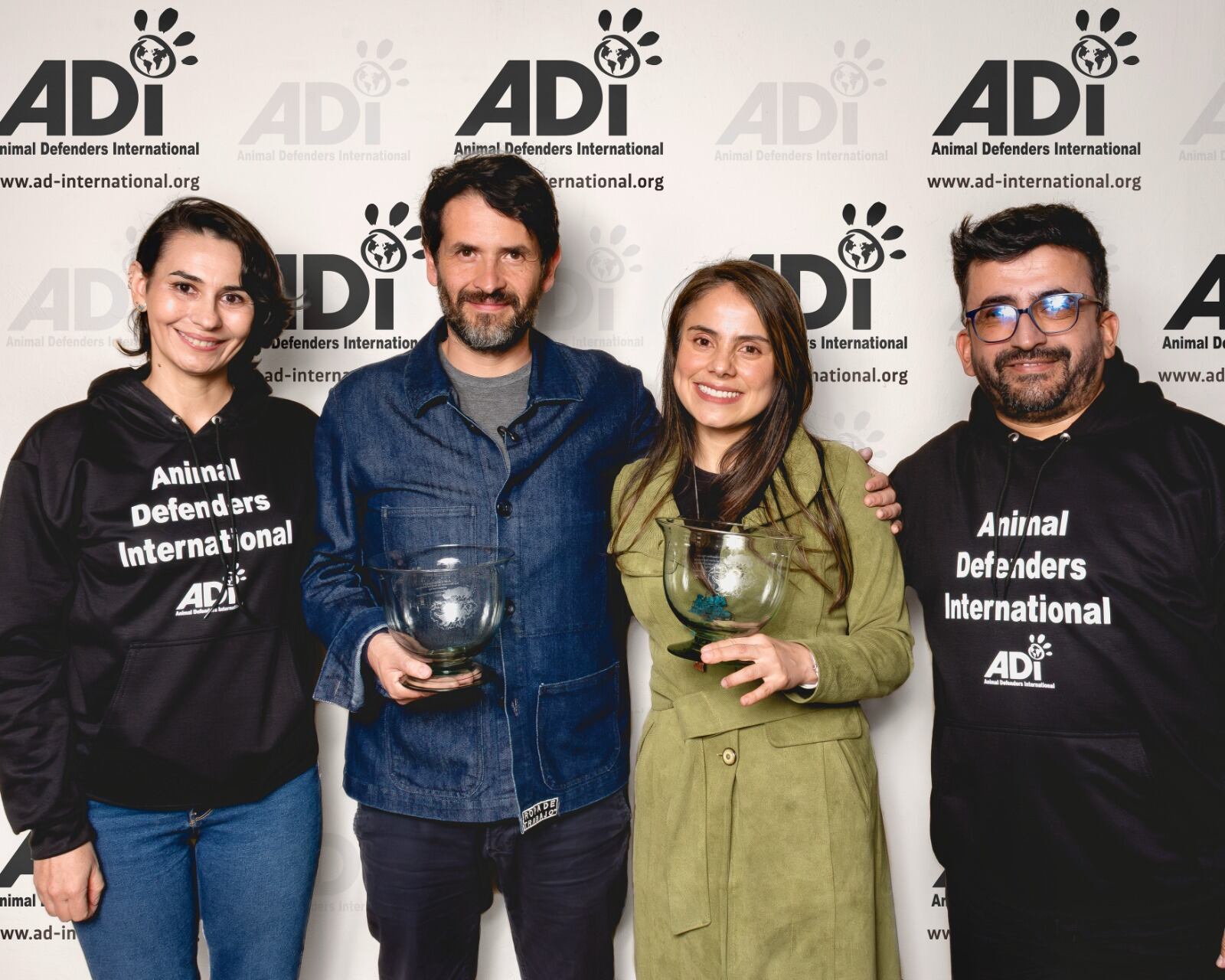 El representante Juan Carlos Losada y la senadora Esmeralda Hernández ganaron premio internacional de defensa de los animales.