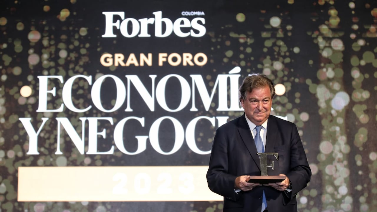 Jaime Gilinski recibió en Bogotá el premio a la Excelencia Empresarial 2023, que otorga la revista Forbes