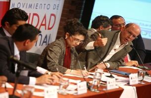 De izquierda a derecha; Juan Fernando Garzón, Fundación un millon de voces; Pierre Onzaga, Movimiento de Unidad Nacional; Lina Zuluaga, Directora de Foros Semana; Alejandro Santos, Director de la Revista Semana; Rafael Pardo, ex ministro de Defensa y Oscar Ortiz, Zar anti corrupción.