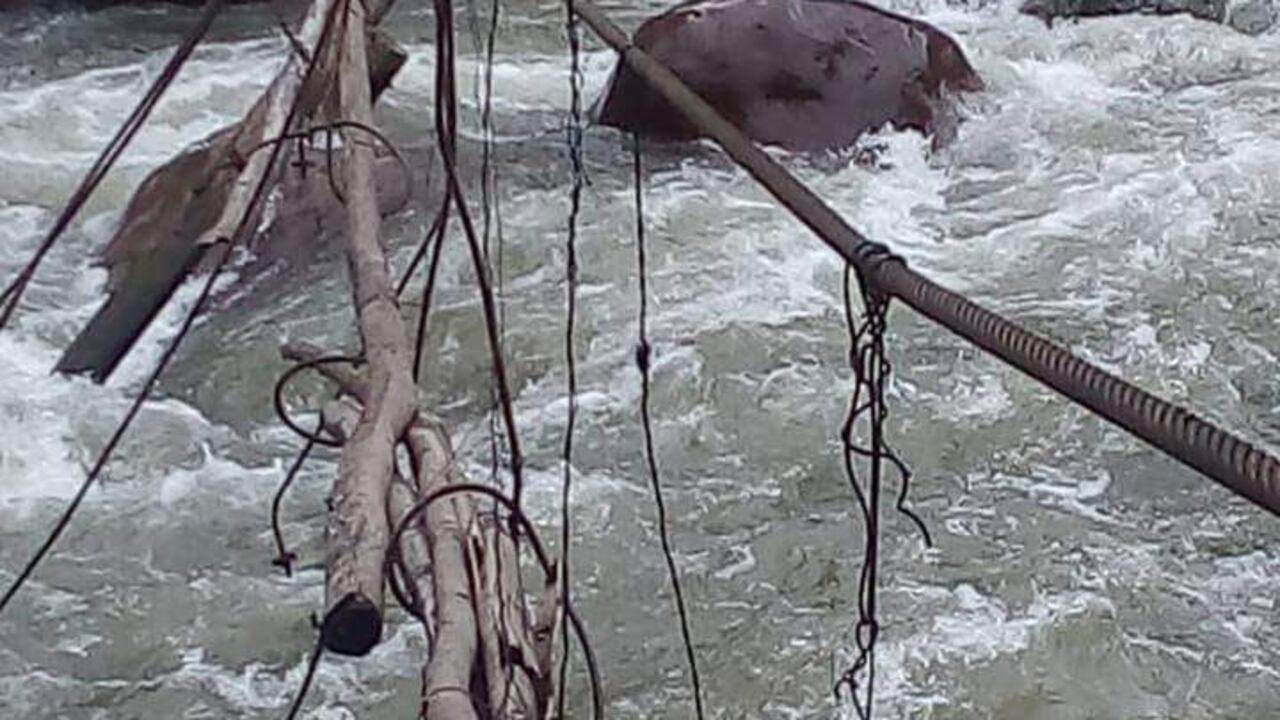 Puente hamaca en mal estado es atravesado a diario por la comunidad de Salazar, en Norte de Santander.
