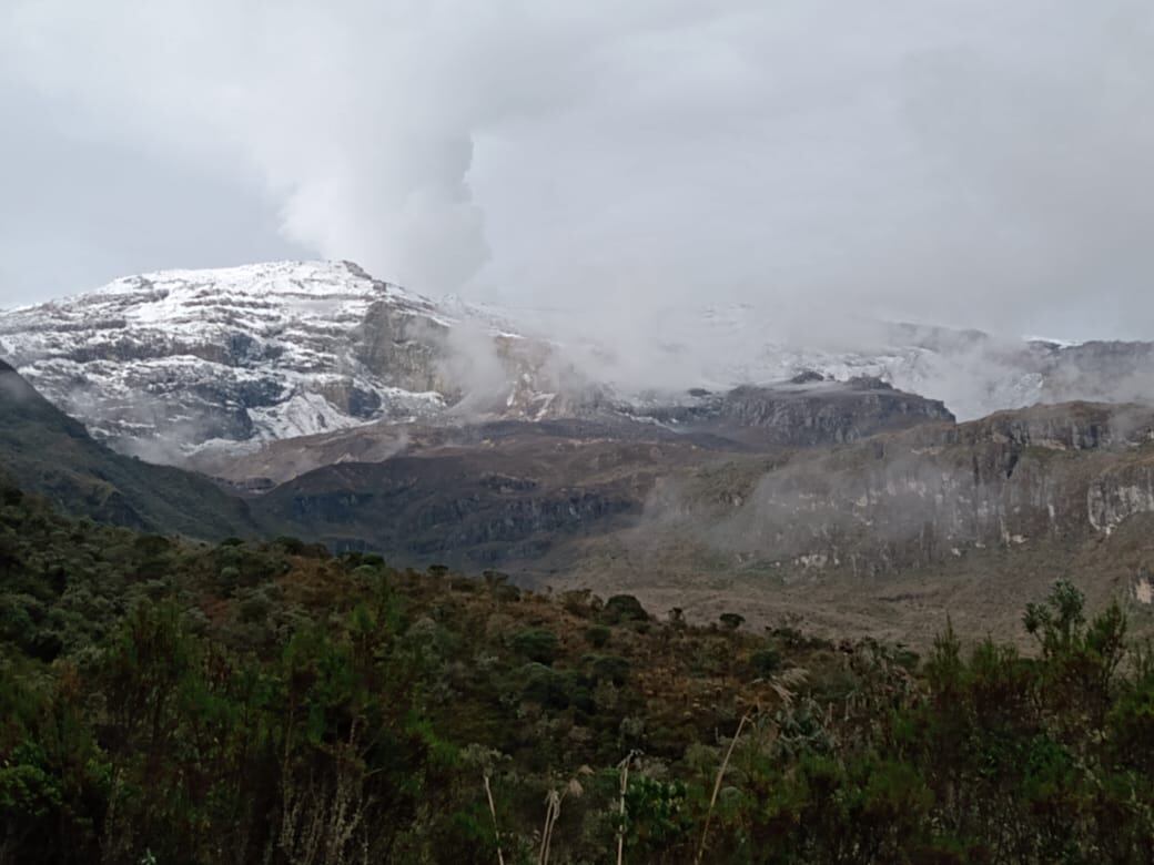 La ceniza se sigue concentrando en la parte sur del cráter