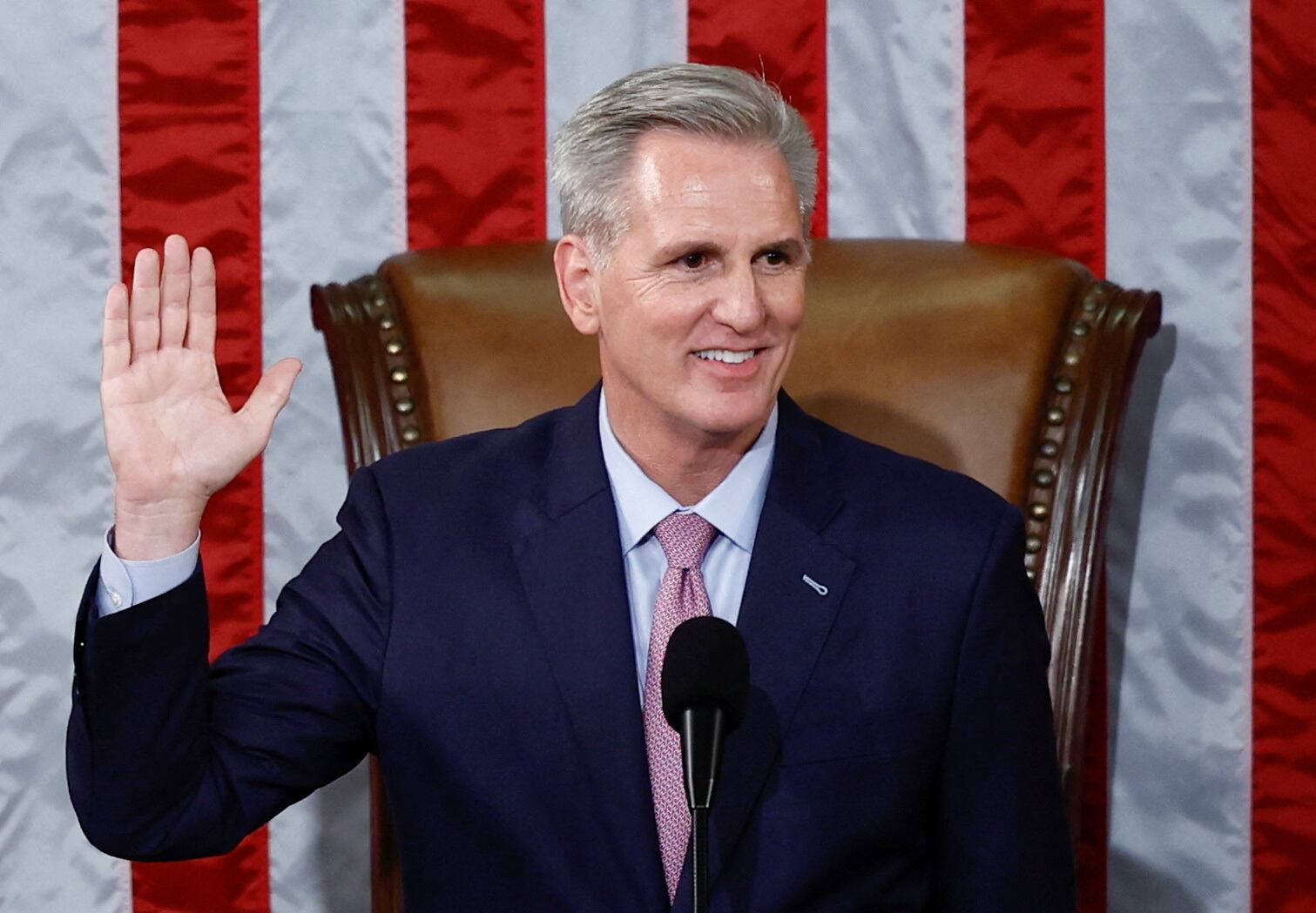 El nuevo Presidente de la Cámara de Representantes de los Estados Unidos, Kevin McCarthy (R-CA), toma posesión del cargo después de ser elegido próximo Presidente de la Cámara de Representantes de los Estados Unidos en una 15ª ronda de votaciones