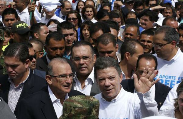 A la multitudinaria marcha también acudieron el ministro de Defensa Juan Gabriel Silva, el jefe del equipo negociador Humberto de la Calle y el conservador Efraín Cepeda (quienes aparecen en la foto junto a Santos). Fotografía: Guillermo Torres / SEMANA.