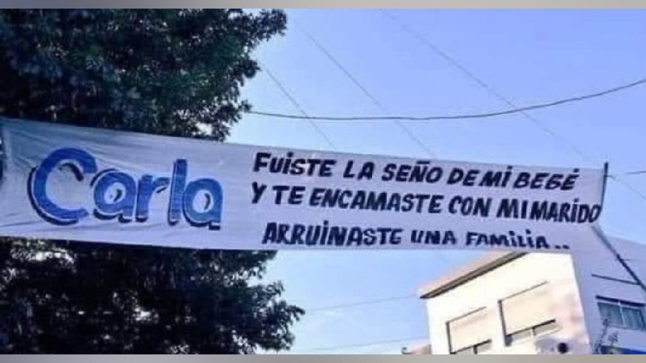 La mujer le reclamó a la profesora el haber 'arruinado su familia' tras haber tenido un romance con el padre de un estudiante.