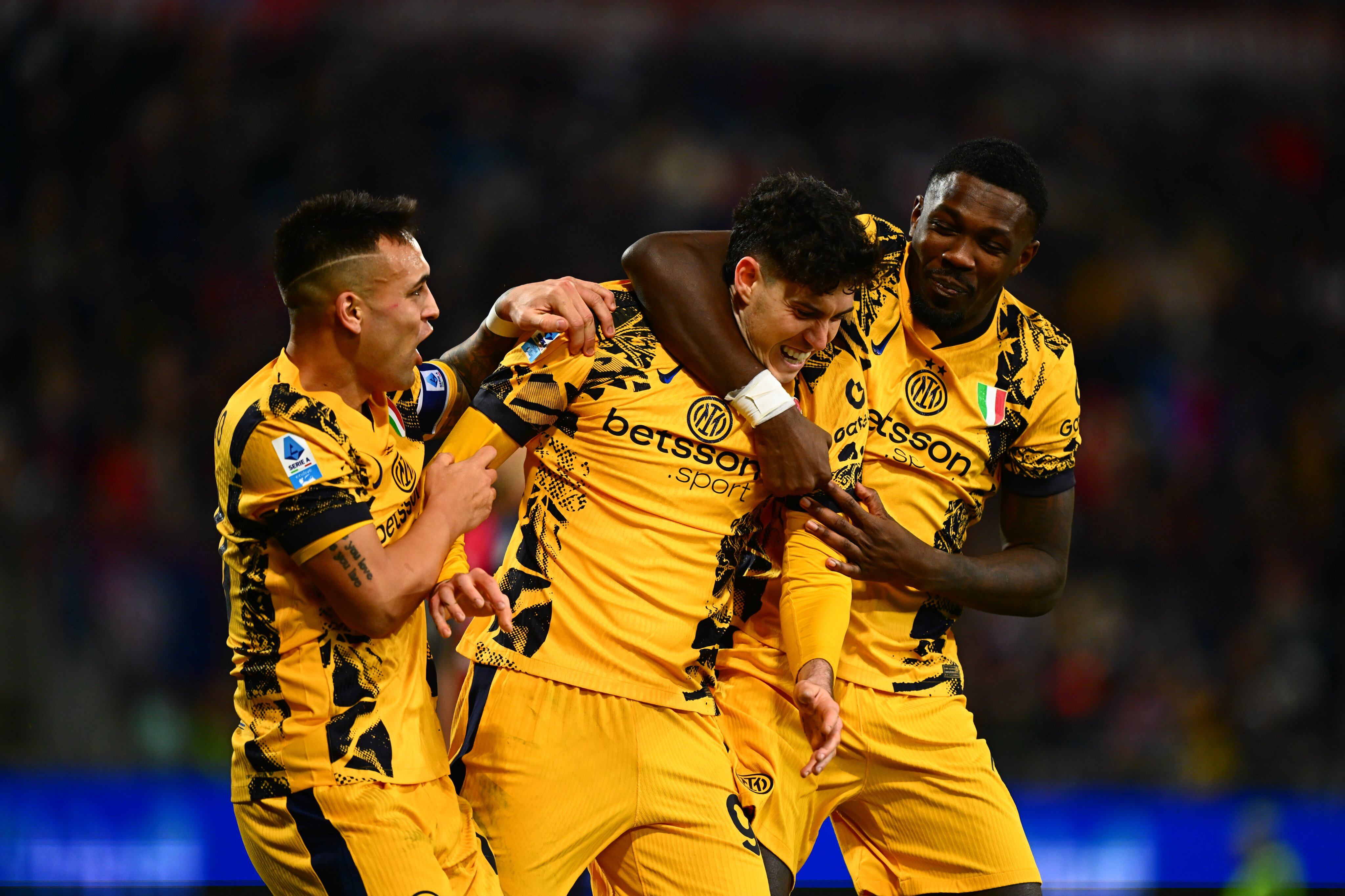 Yerry Mina se retiró lesionado en la derrota del Cagliari ante el Inter de Milán.