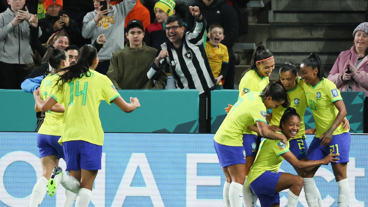 Ary Borges de Brasil es felicitada por sus compañeros de equipo después de anotar el segundo gol de su equipo durante el partido de fútbol del Grupo F de la Copa Mundial Femenina entre Brasil y Panamá en Adelaida, Australia, el lunes 24 de julio de 2023. (Foto AP/James Elsby)