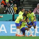 Ary Borges de Brasil es felicitada por sus compañeros de equipo después de anotar el segundo gol de su equipo durante el partido de fútbol del Grupo F de la Copa Mundial Femenina entre Brasil y Panamá en Adelaida, Australia, el lunes 24 de julio de 2023. (Foto AP/James Elsby)