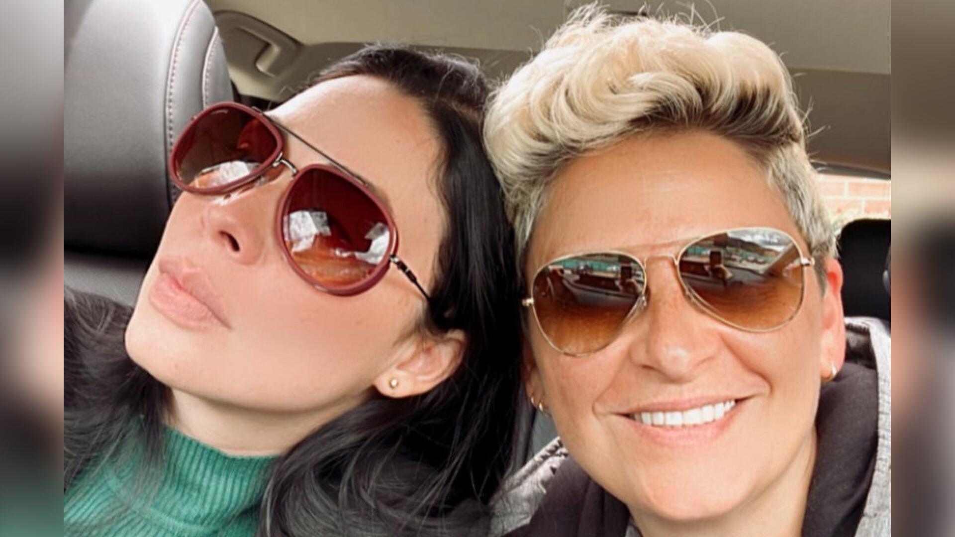 Camila Chain junto a su esposa, Kelly Barrios.