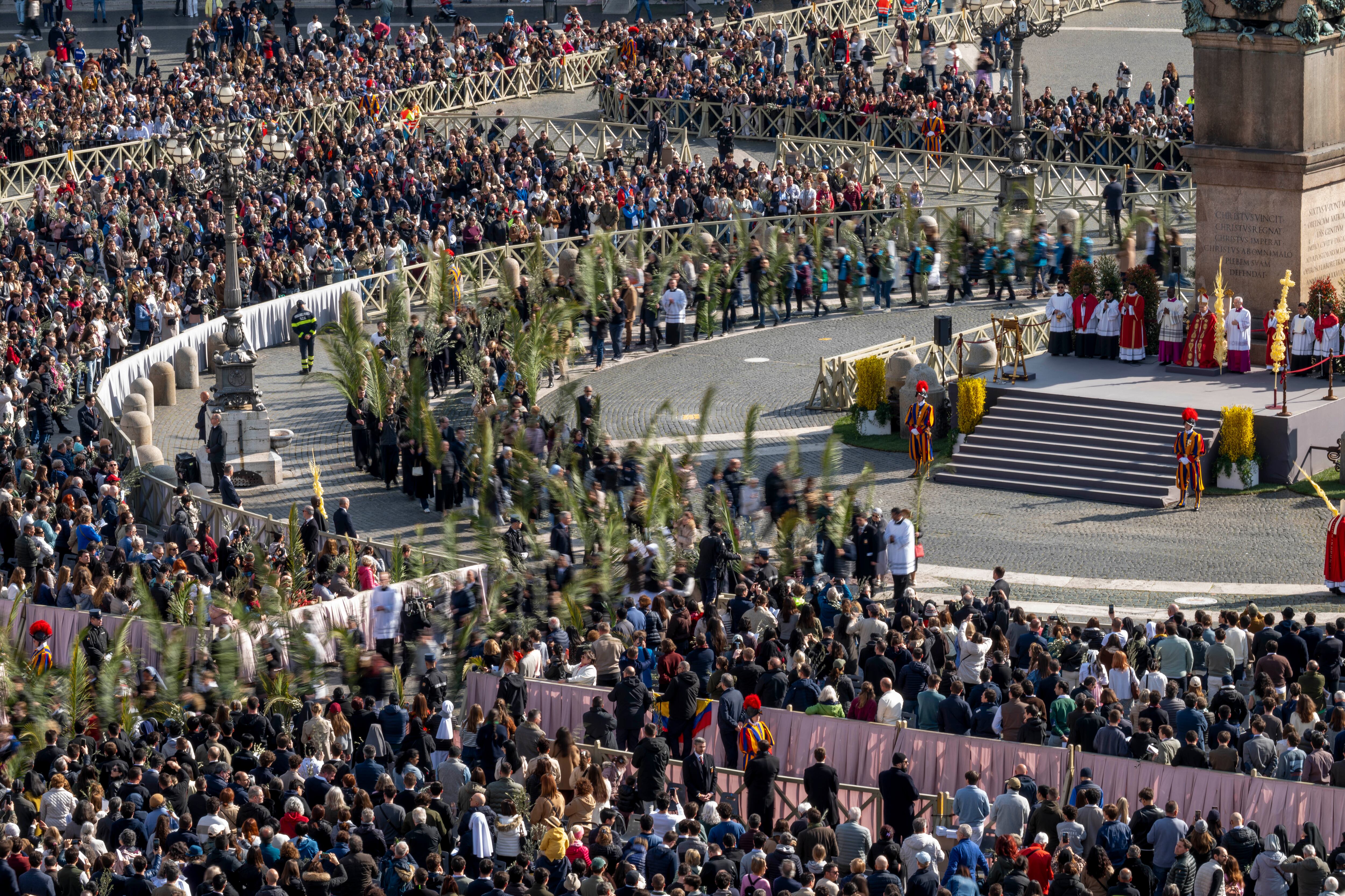 Papa León XIV en su homilía frente a cientos de feligreses.