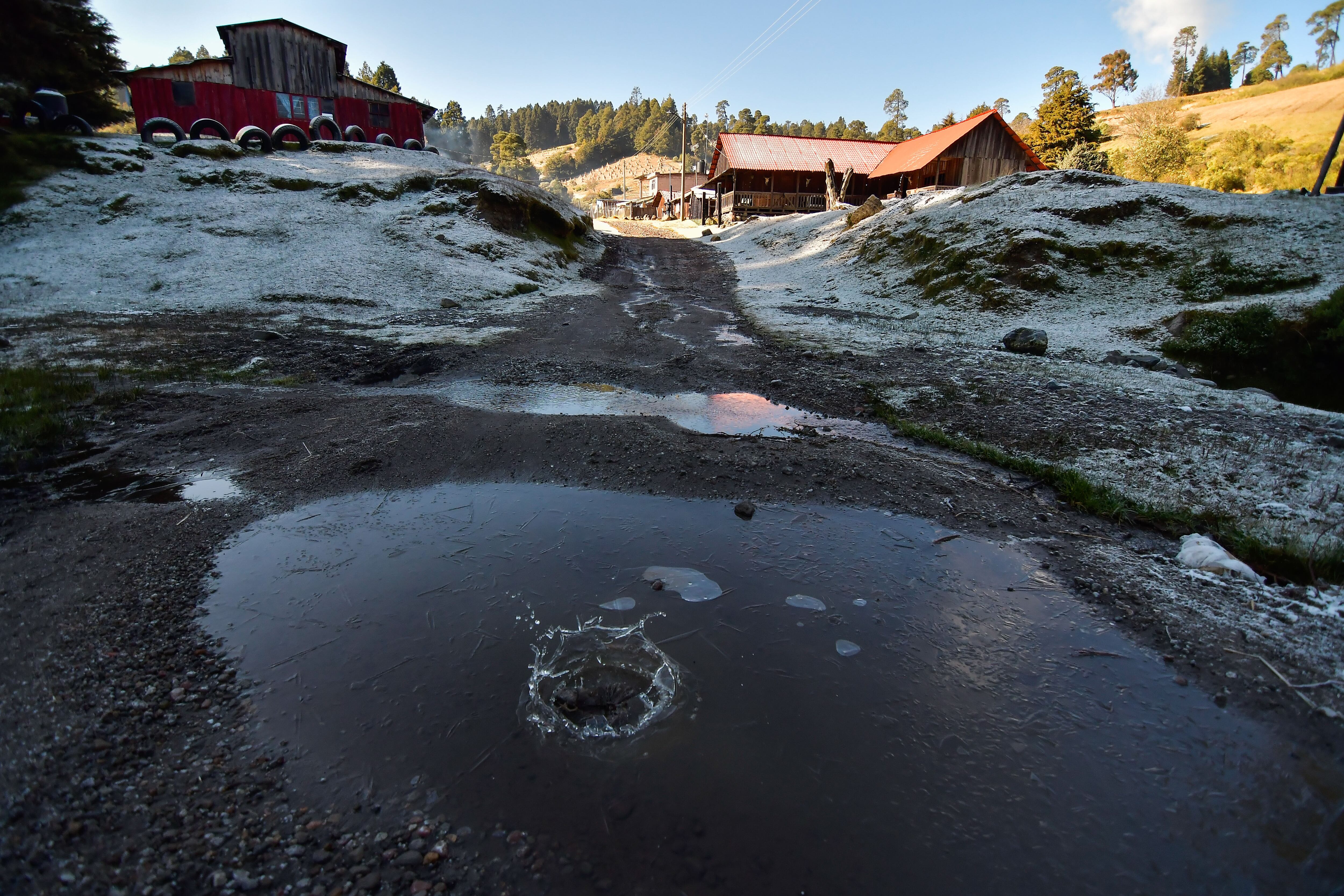 Vista general de las casas con nieve de la comunidad de 'La Joya' ubicada en la parte baja del 'Xinantecatl' durante la nevada debido a las bajas temperaturas provocadas por el frente frío número 19
