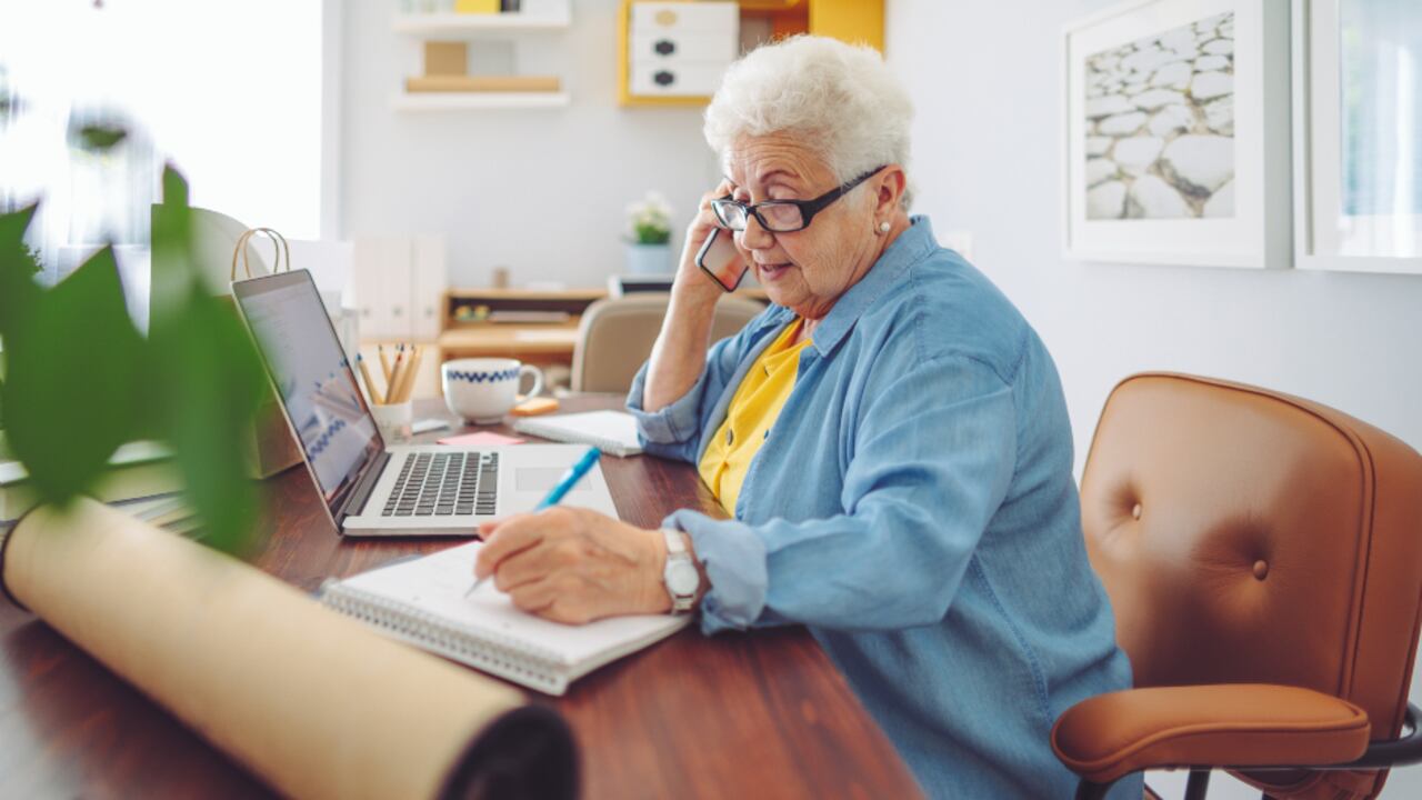 Persona de la tercera edad trabajando