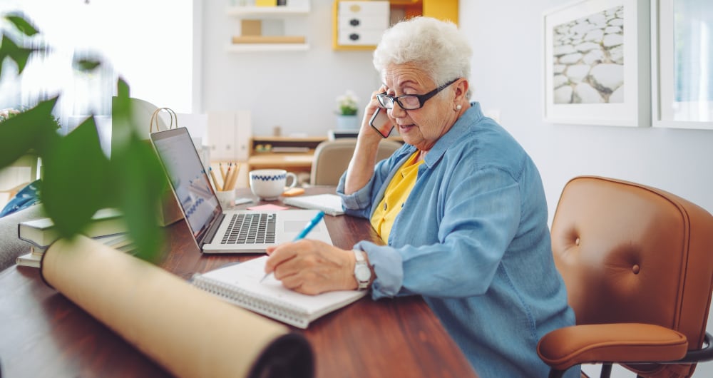 Persona de la tercera edad trabajando