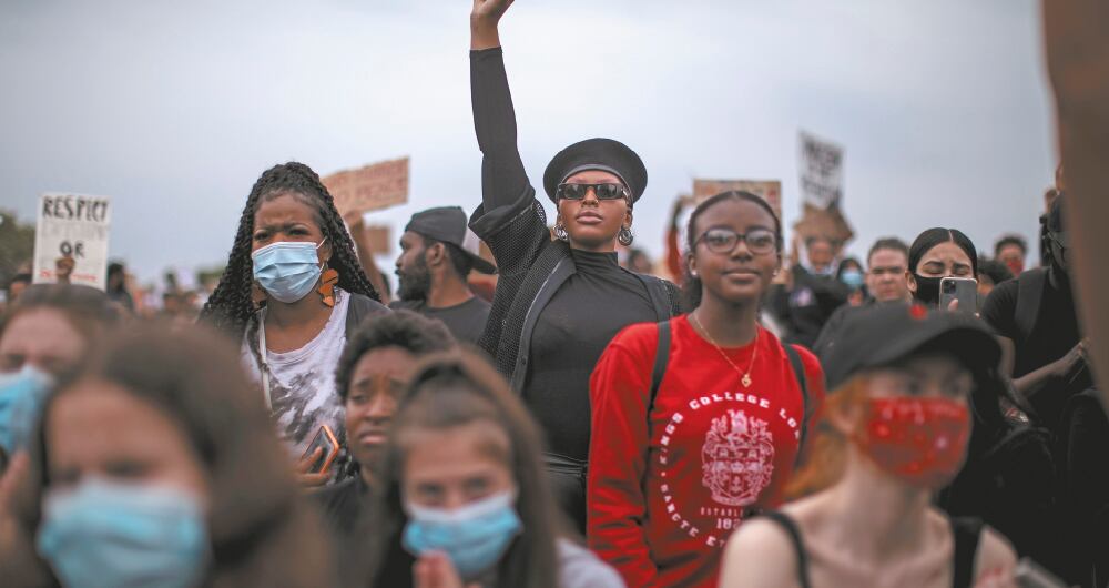 Generaciones contenidas en un puño cerrado. La rabia en las calles fue bandera nacional en varias latitudes. El virus no se ha llevado aún el derecho a la protesta.