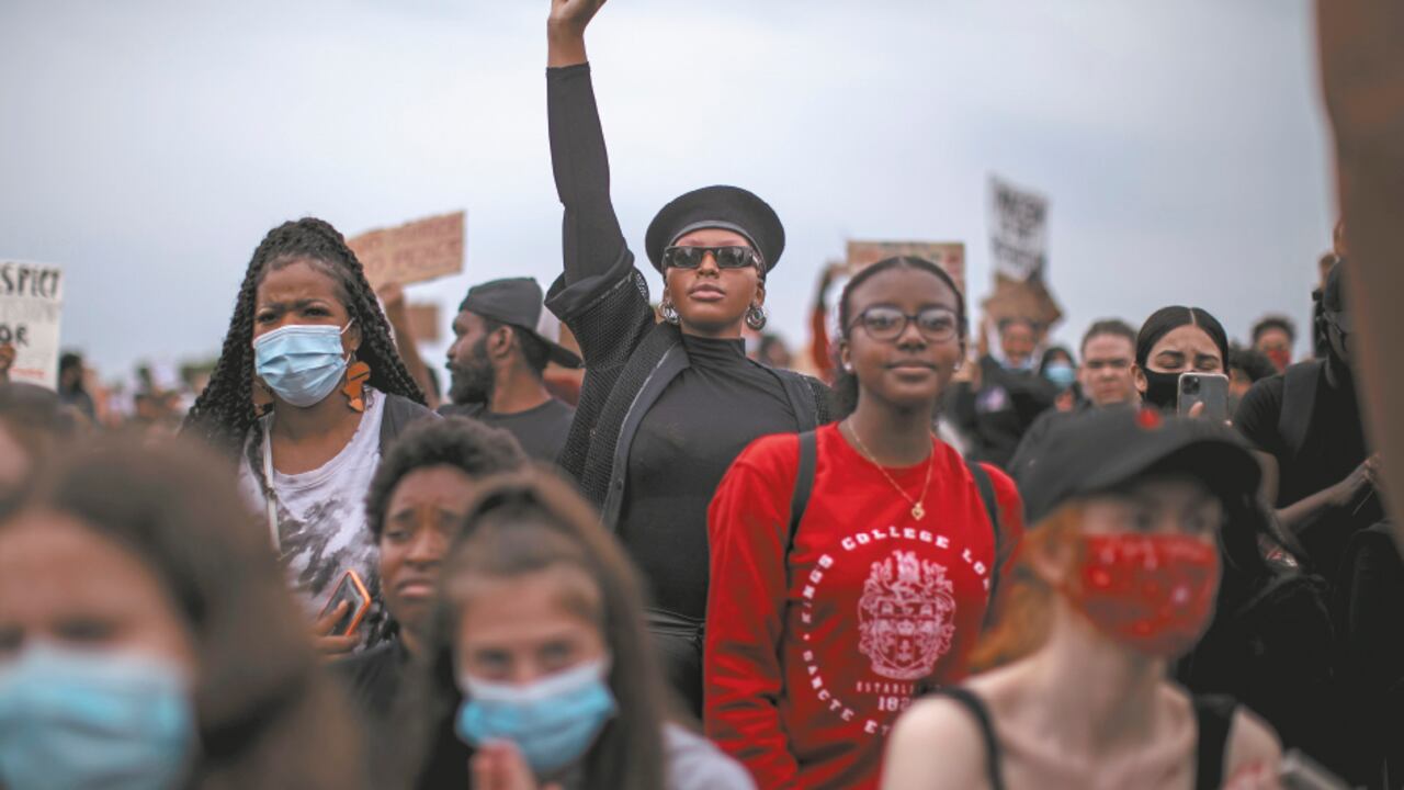 Generaciones contenidas en un puño cerrado. La rabia en las calles fue bandera nacional
en varias latitudes. El virus no se ha llevado aún el derecho a la protesta.