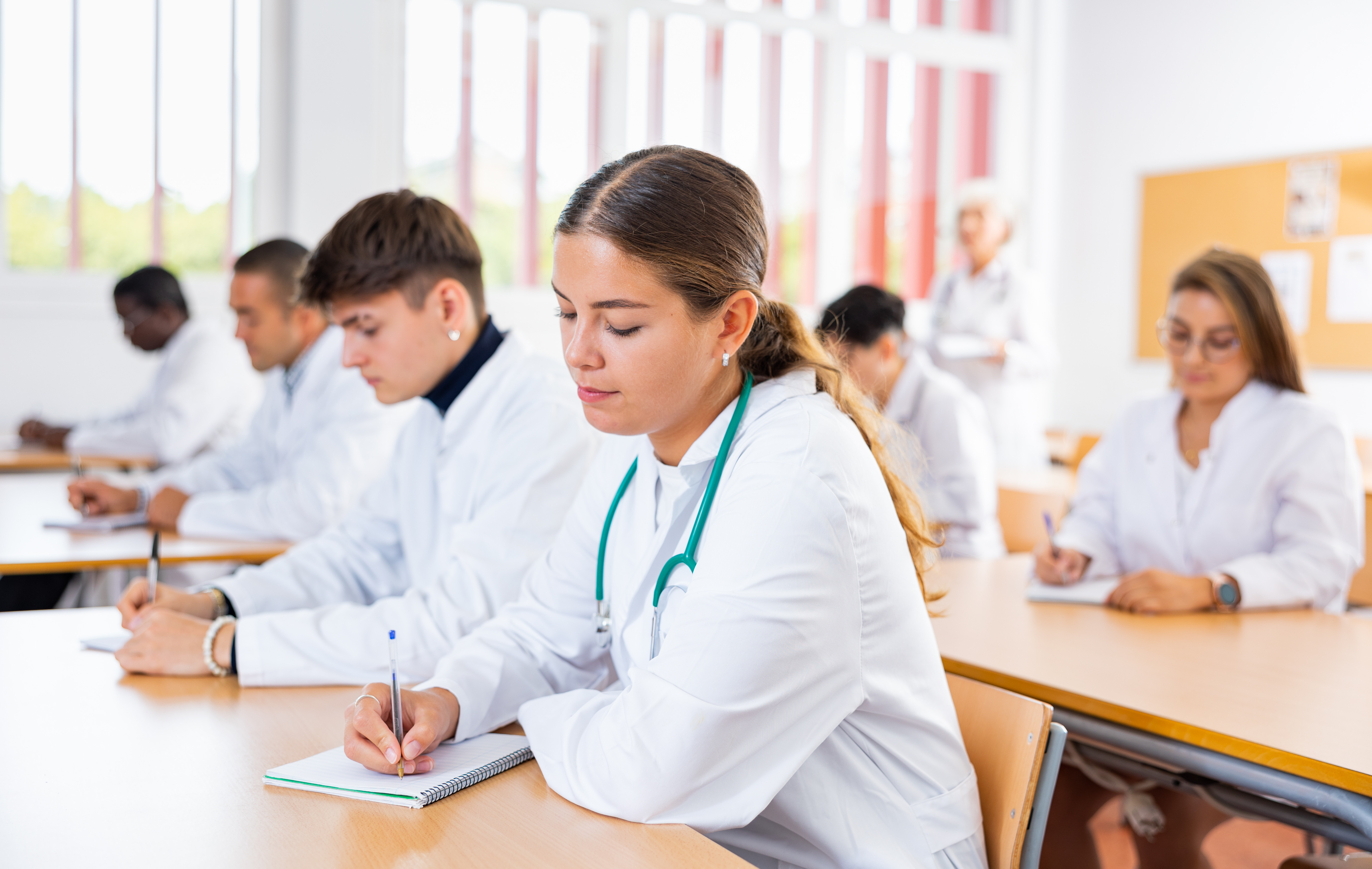 La prevención del suicidio médico es crucial, y se pueden tomar medidas como la creación de programas de apoyo emocional para los doctores y estudiantes de carreras de la salud.