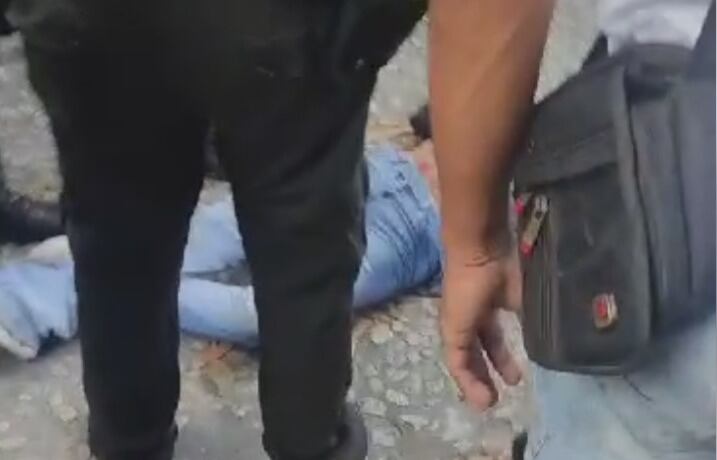 La mujer capturada también resultó herida luego de que la comunidad la golpeara