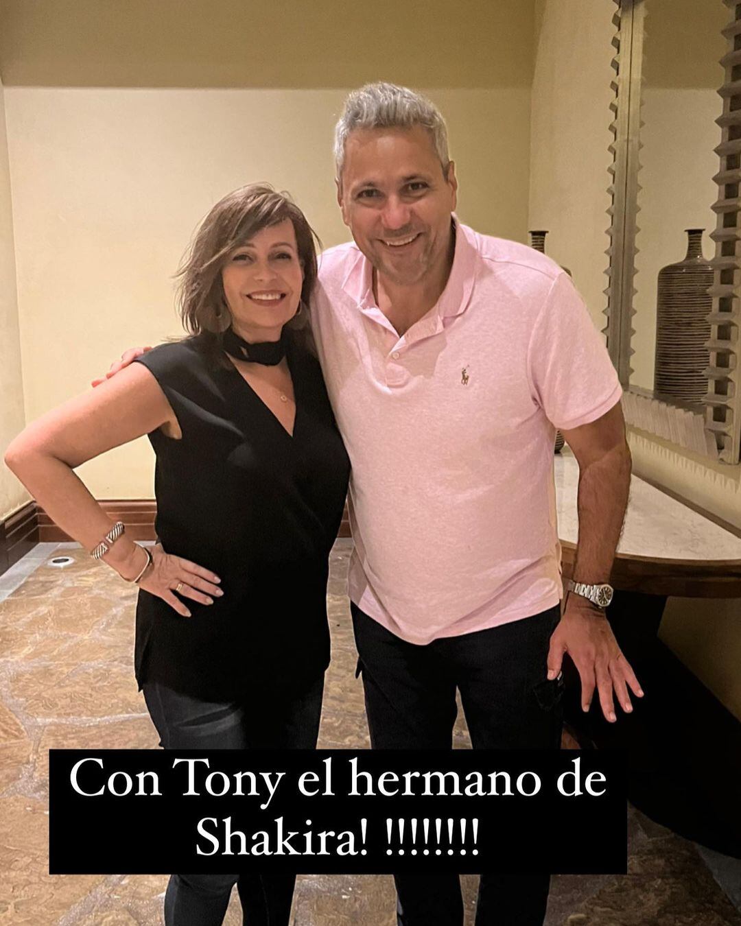 La periodista costarricense logró una foto con el hermano de la cantante.