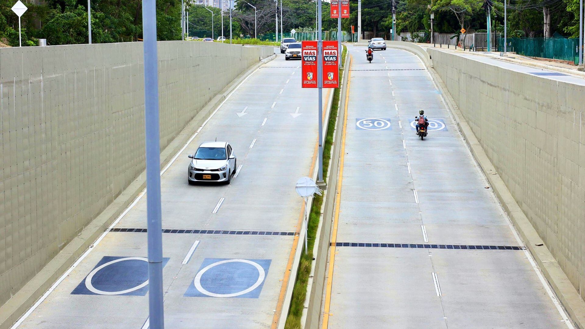 Tramo del deprimido vial de la Gran Vía en Barranquilla, mostrando carriles habilitados y señalización para mejorar la movilidad urbana.