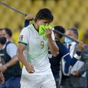 Marcelo Moreno Martins de Bolivia abandona el campo luego de un partido entre Ecuador y Bolivia como parte de las Eliminatorias Sudamericanas para Qatar 2022 en el Estadio Monumental Isidro Romero Carbo el 7 de octubre de 2021 en Guayaquil, Ecuador. (Foto de Rodrigo Buendía - Pool/Getty Images)