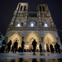 La gente llega para asistir a una segunda misa, abierta al público, en la catedral de Notre-Dame de París el día de su reapertura, en París el 8 de diciembre de 2024. La recién restaurada catedral de Notre Dame celebró su primera misa por la mañana , con los cristianos celebrando el regreso del lugar de culto más famoso de la capital francesa después de una histórica ceremonia de reapertura. Se espera que asistan a la misa 2.500 personas que consiguieron entradas gratuitas esta semana. La catedral se abrirá completamente a los visitantes el 16 de diciembre de 2024 a través de un sistema de reservas en línea. (Foto de Ludovic MARIN / AFP