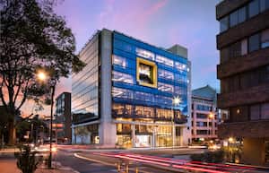 El edificio cuenta con aplicativos que evalúan y controlan de manera automática y remota los sistemas de iluminación y generación de energía fotovoltaica.