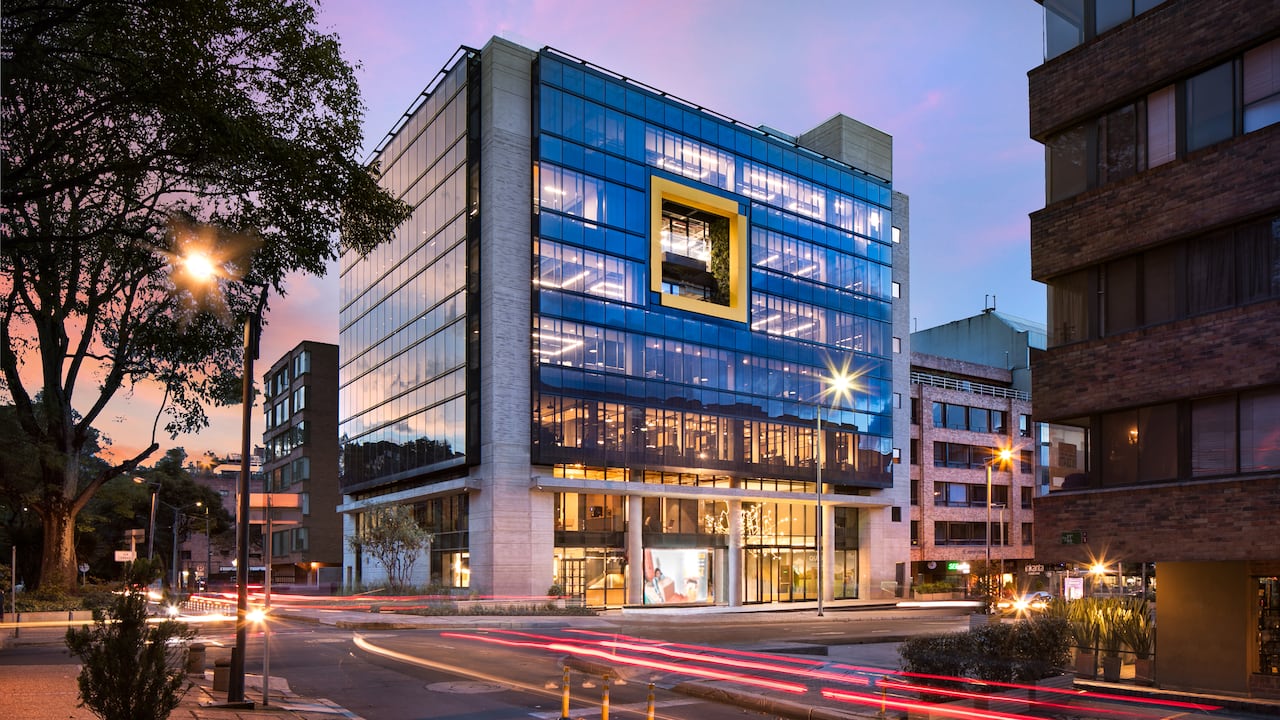 El edificio cuenta con aplicativos que evalúan y controlan de manera automática y remota los sistemas de iluminación y generación de energía fotovoltaica. Construcción Edificios inteligentes