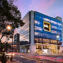 El edificio cuenta con aplicativos que evalúan y controlan de manera automática y remota los sistemas de iluminación y generación de energía fotovoltaica.