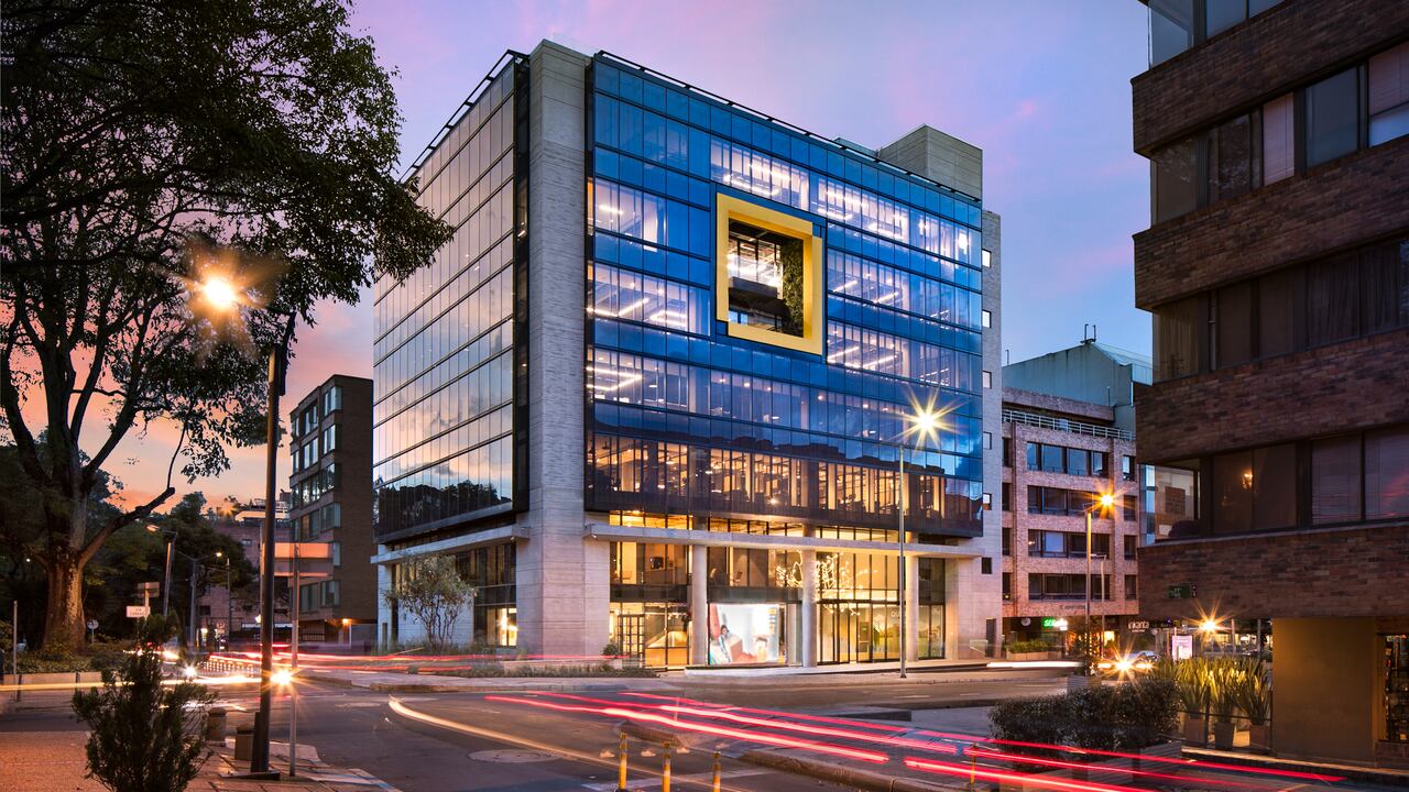 El edificio cuenta con aplicativos que evalúan y controlan de manera automática y remota los sistemas de iluminación y generación de energía fotovoltaica.